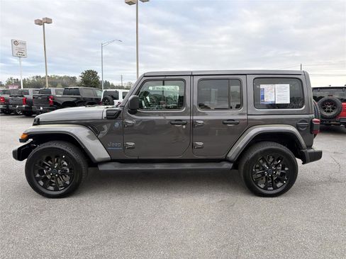 Used 2025 Jeep Wrangler Unlimited Sahara AWD/4WD image 7