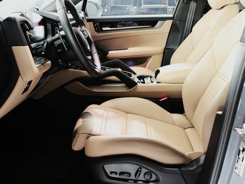 Used 2025 Porsche Cayenne Turbo AWD/4WD image 3