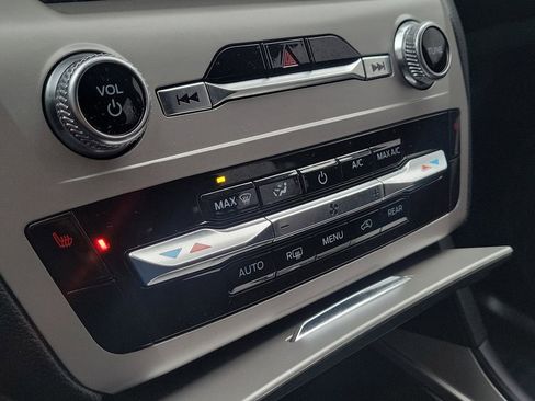 Used 2023 Ford Explorer XLT image 32