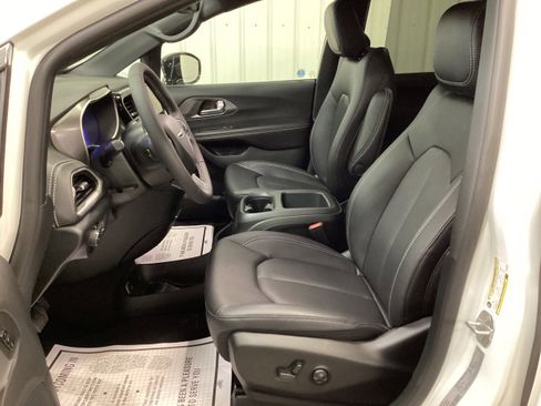 New 2026 Chrysler Pacifica Select image 14