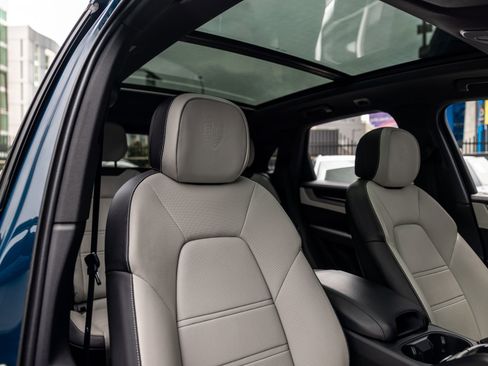 Certified 2025 Porsche Cayenne AWD/4WD image 34