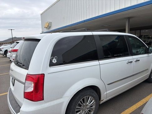 Used 2013 Chrysler Town & Country Touring-L w/ Driver Convenience Group image 9