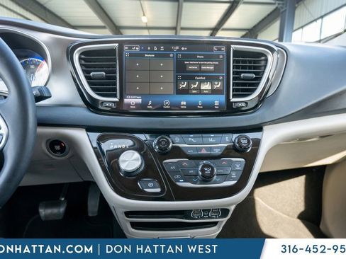 Used 2023 Chrysler Pacifica Touring-L FWD image 8