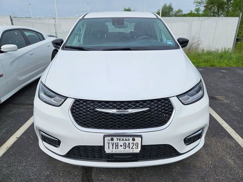Used 2024 Chrysler Pacifica Touring-L FWD image 2
