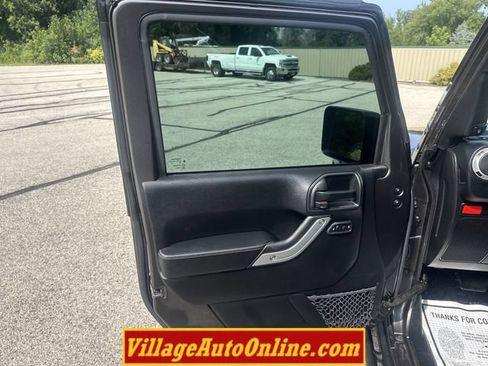 Used 2016 Jeep Wrangler Unlimited Rubicon AWD/4WD image 13