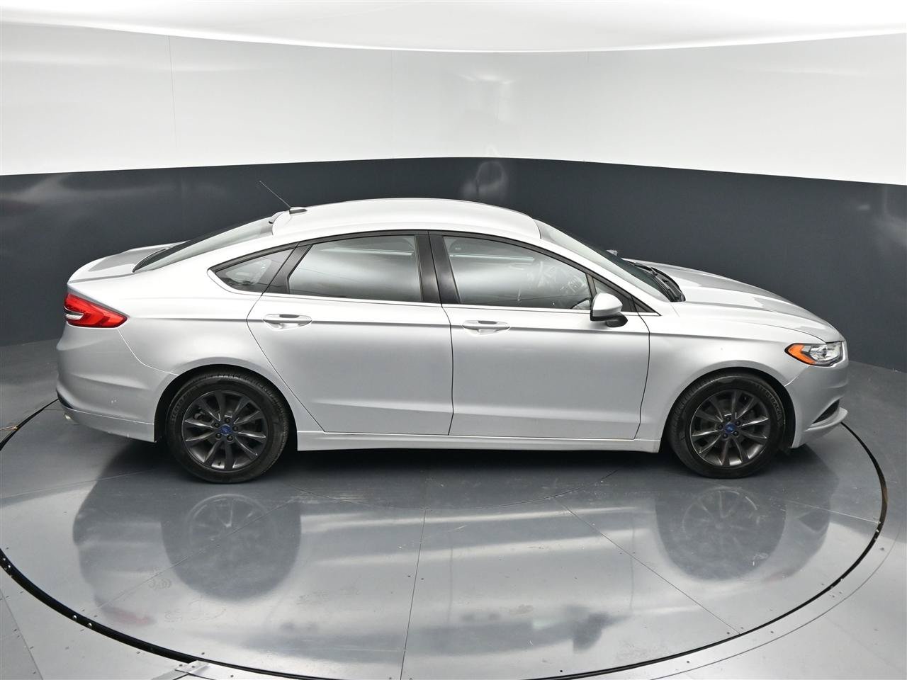 Used 2017 Ford Fusion SE w/ Fusion SE Technology Package FWD image 22