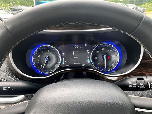 Used 2023 Chrysler Pacifica Limited FWD image 25