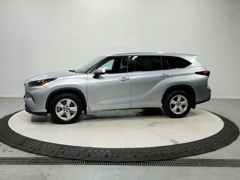 Used 2021 Toyota Highlander LE AWD/4WD image 5