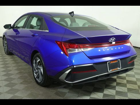 Used 2025 Hyundai Elantra SEL w/ Cargo Package FWD image 15