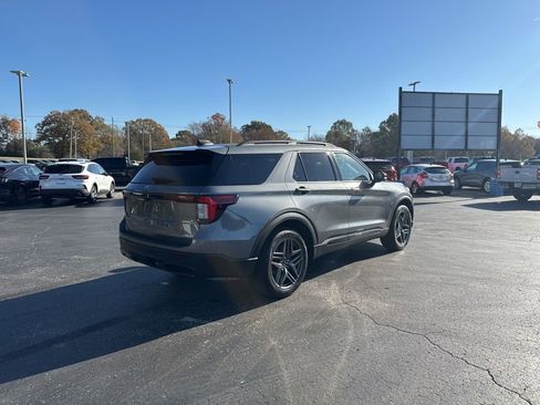 Used 2025 Ford Explorer ST-Line w/ ST-Line Street Pack image 3
