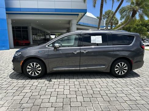Used 2021 Chrysler Pacifica Limited w/ Uconnect Theater Family Group FWD image 19