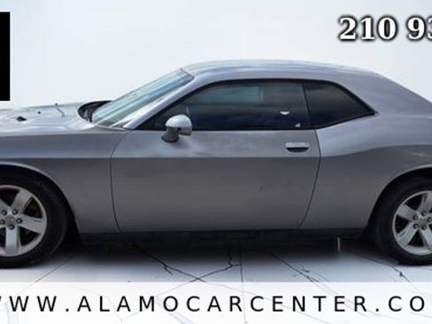 Used 2014 Dodge Challenger SXT RWD image 2
