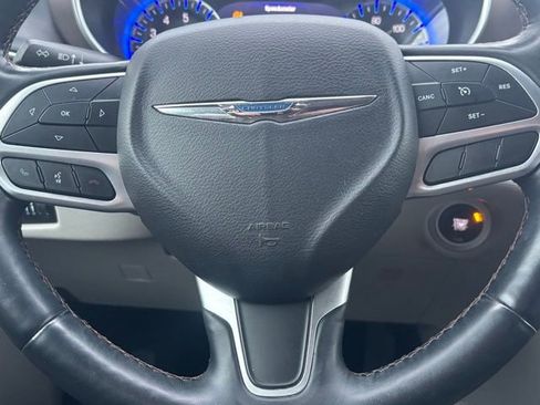 Used 2018 Chrysler Pacifica Touring-L Plus image 16