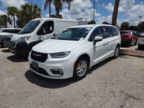 Certified 2023 Chrysler Pacifica Touring-L FWD image 3