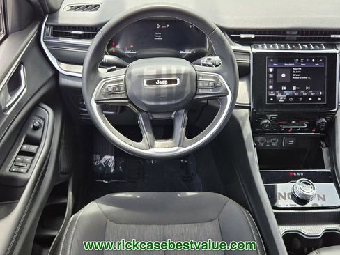 Used 2024 Jeep Grand Cherokee Laredo AWD/4WD image 13
