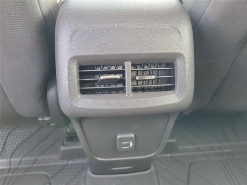 Used 2024 Chevrolet Equinox LT FWD image 11