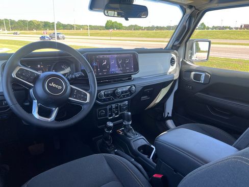 Used 2025 Jeep Wrangler Sahara w/ Safety Group image 15