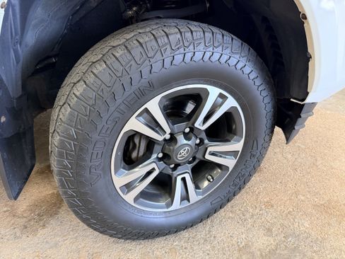Used 2019 Toyota Tacoma TRD Sport w/ Technology Package AWD/4WD image 15
