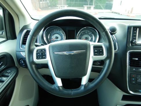 Used 2013 Chrysler Town & Country Touring FWD image 13