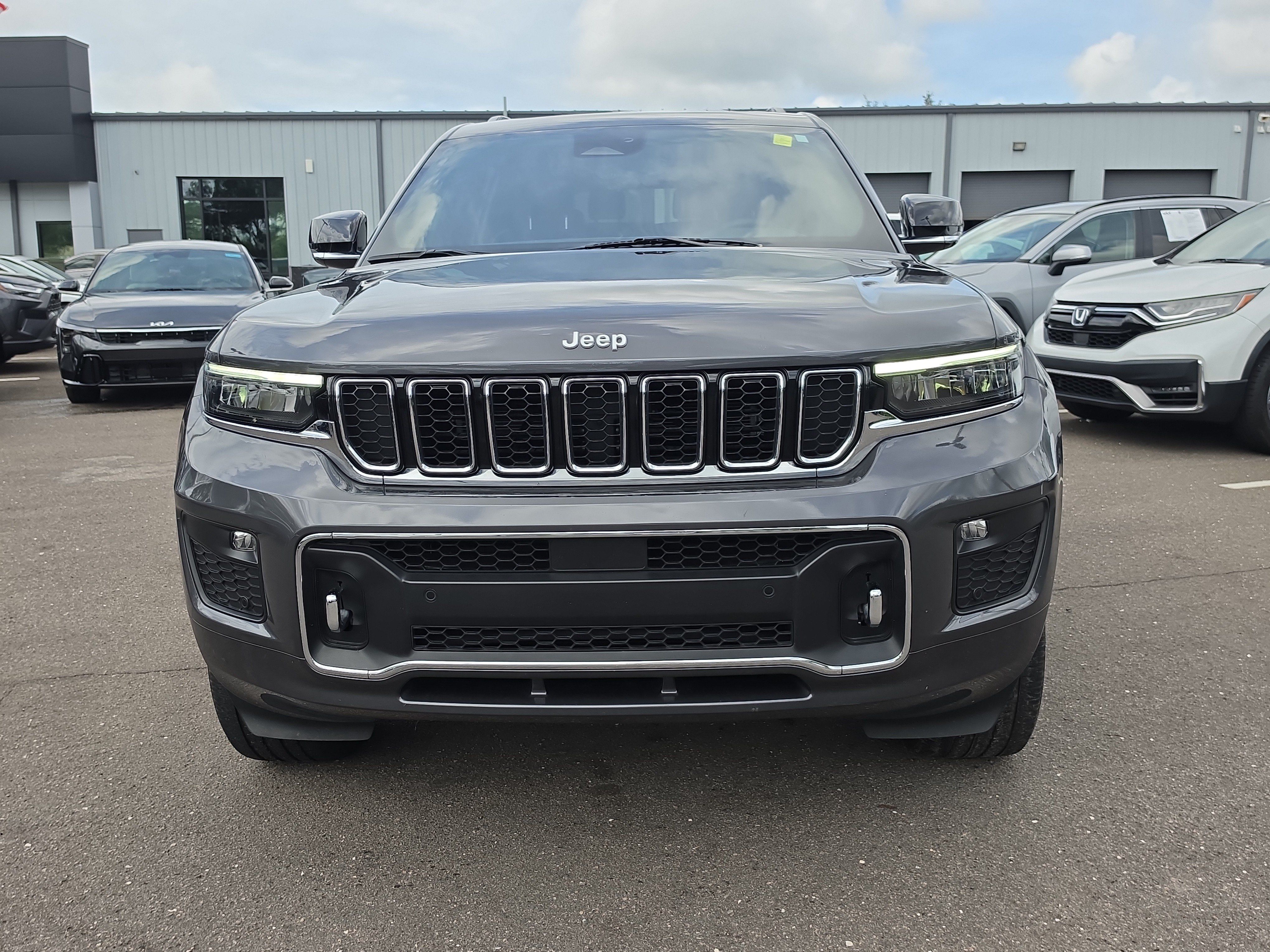 Used 2024 Jeep Grand Cherokee L Overland AWD/4WD image 3