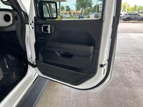 Used 2025 Jeep Wrangler Unlimited Sahara image 25