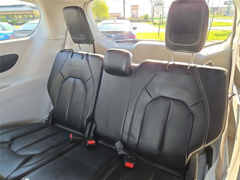 Used 2023 Chrysler Pacifica Touring-L FWD image 22