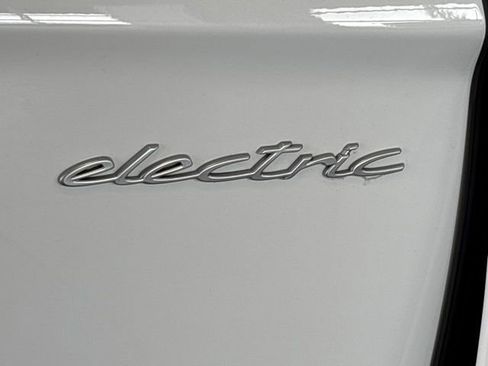 Used 2025 Porsche Taycan image 6