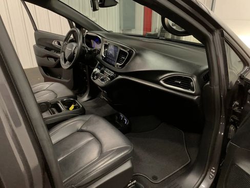 Used 2020 Chrysler Pacifica Touring-L image 46