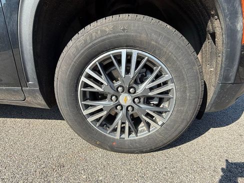 Used 2025 Chevrolet Traverse LT image 38