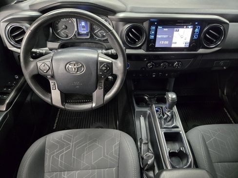 Used 2018 Toyota Tacoma TRD Sport image 10
