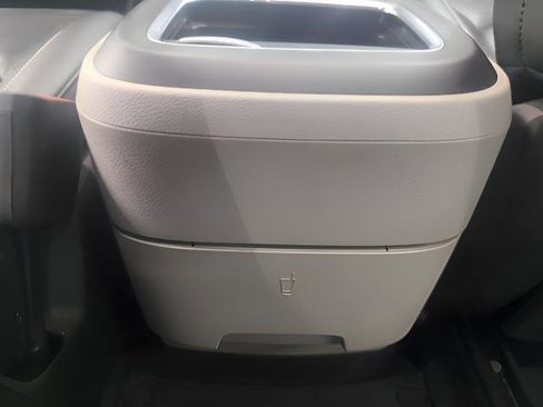 Used 2024 Chrysler Pacifica Touring-L image 18