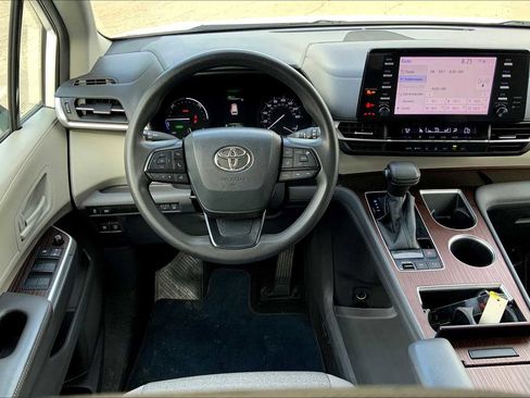 Used 2022 Toyota Sienna LE image 5