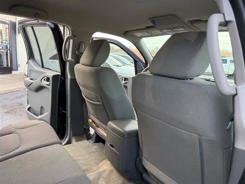 Used 2018 Nissan Frontier SV image 19