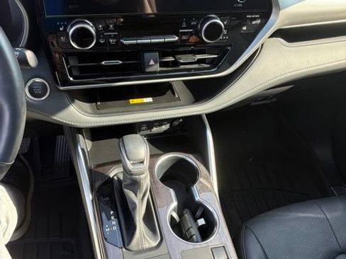 Used 2024 Toyota Highlander Platinum FWD image 10