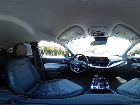 Used 2025 Chevrolet Trax LT w/ LT Convenience Package FWD image 41