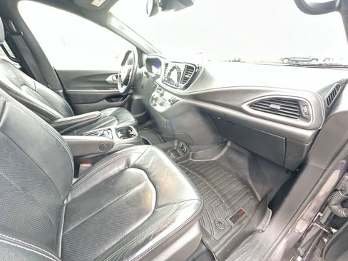 Used 2021 Chrysler Pacifica Touring-L w/ Uconnect Theater Family Group image 29