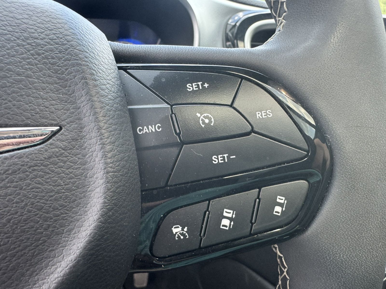 Used 2025 Chrysler Pacifica Limited FWD image 34