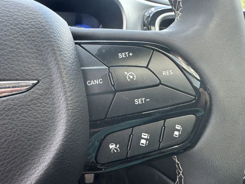Used 2025 Chrysler Pacifica Limited FWD image 34
