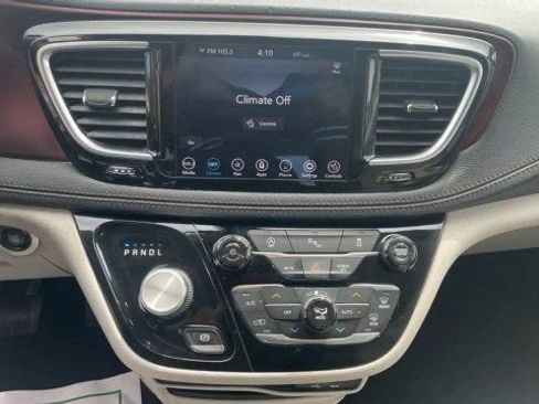 Used 2020 Chrysler Pacifica Limited FWD image 17