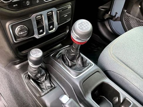 Certified 2025 Jeep Wrangler Sport AWD/4WD image 28