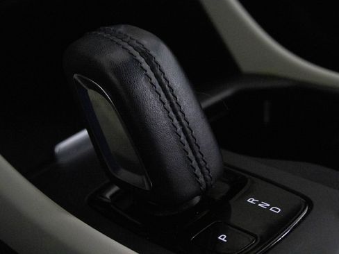 Used 2021 Volvo XC40 T5 Momentum w/ Protection Package Premier image 25