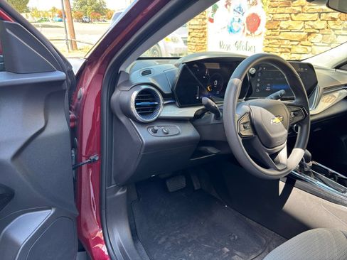 Used 2025 Chevrolet Trax LT FWD image 34