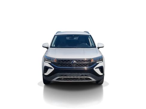 Used 2024 Volkswagen Taos SE image 3