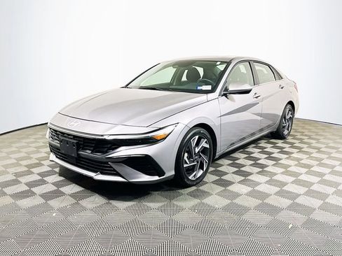 Used 2025 Hyundai Elantra SEL FWD image 4