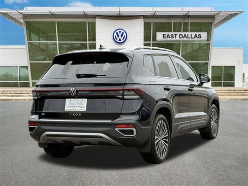 Certified 2025 Volkswagen Taos SE image 4