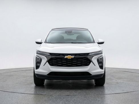 Used 2025 Chevrolet TrailBlazer LT FWD image 2