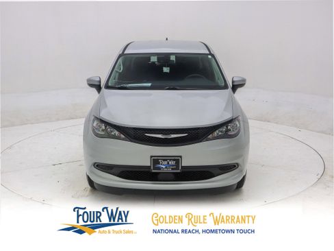 Used 2023 Chrysler Voyager LX image 10