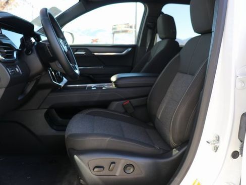 Used 2025 GMC Acadia Elevation image 17