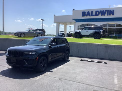 Used 2024 Jeep Grand Cherokee Altitude AWD/4WD image 3
