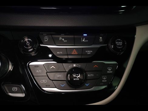 Used 2023 Chrysler Pacifica Touring-L FWD image 27